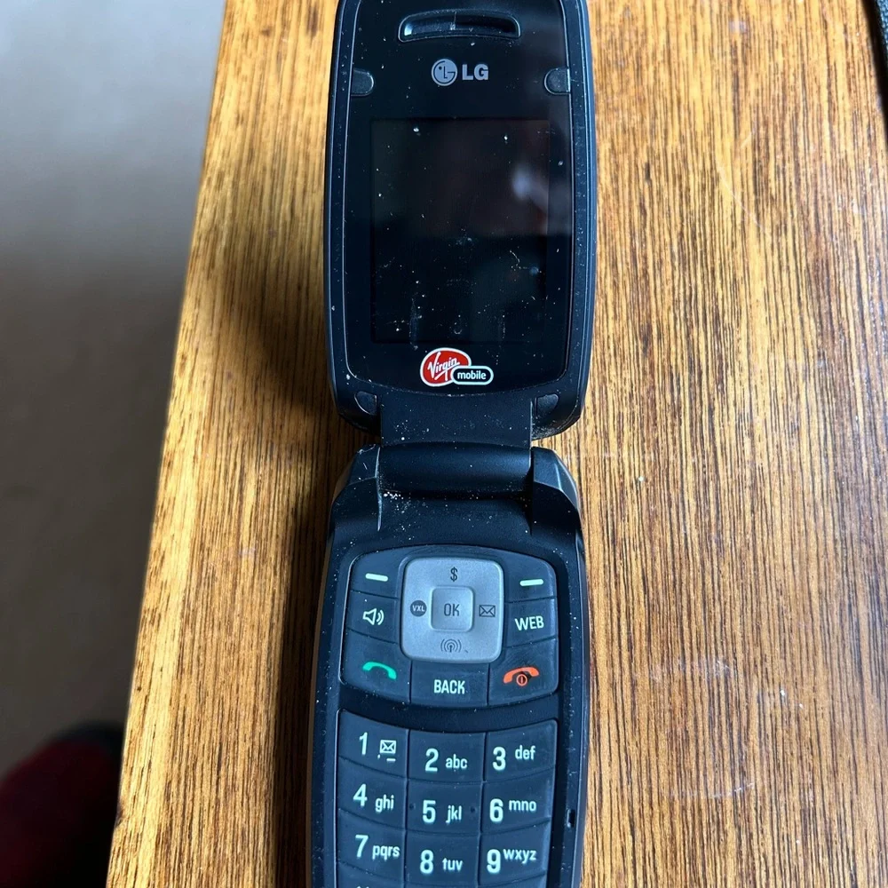 LG Flip Phone - Black
